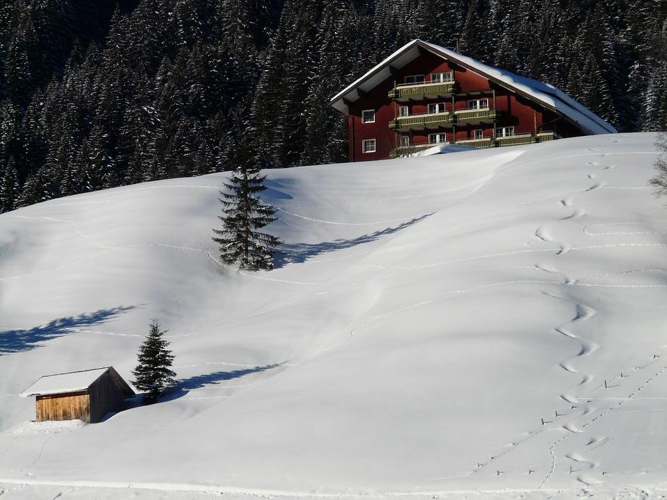 Ein schneebedecktes Ferienhaus im bayerischen Wald