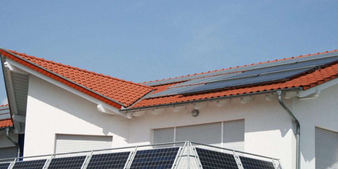 Photovoltaik Anlage auf Dach eines Hauses