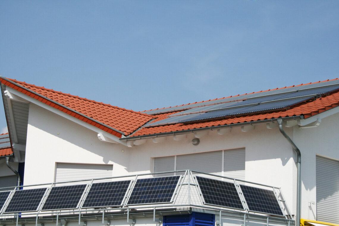 Photovoltaik Anlage auf Dach eines Hauses