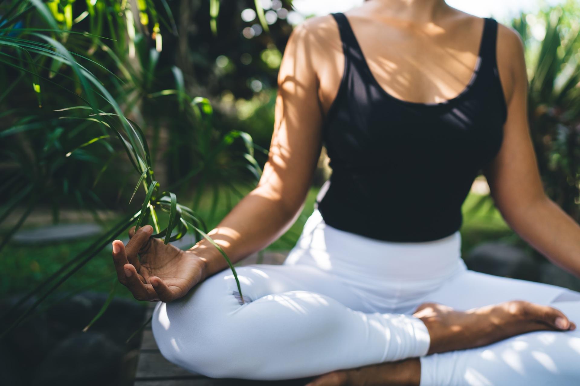 Meditation im Grünen mit Ruhegefühl | personalisiertes Handtuch

