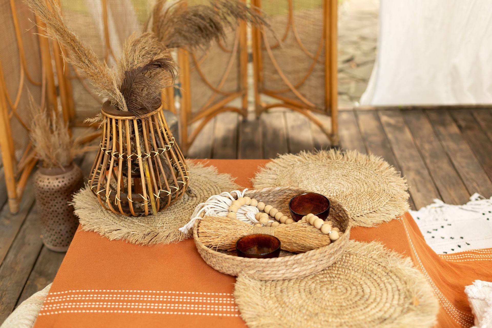 Naturdeko auf Holztisch mit Paravent im Hintergrund