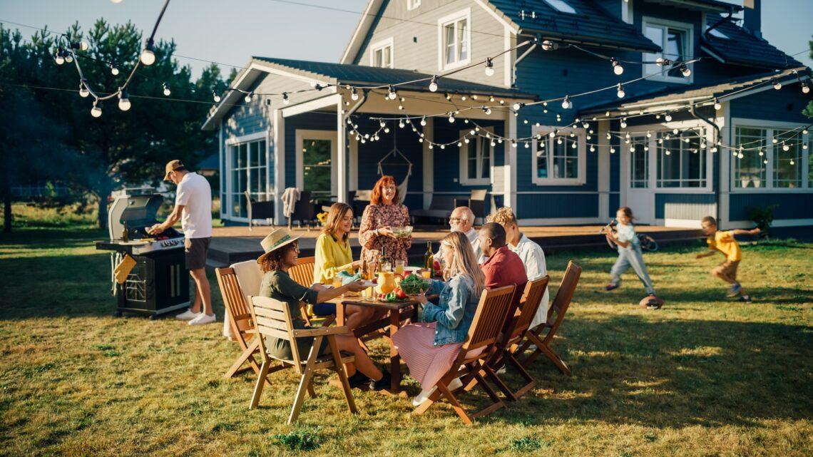 Grillfest mit Getränken und Stehtisch im Garten | Stehtisch