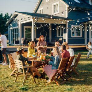 Grillfest mit Getränken und Stehtisch im Garten | Stehtisch