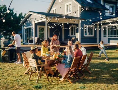 Grillfest mit Getränken und Stehtisch im Garten | Stehtisch